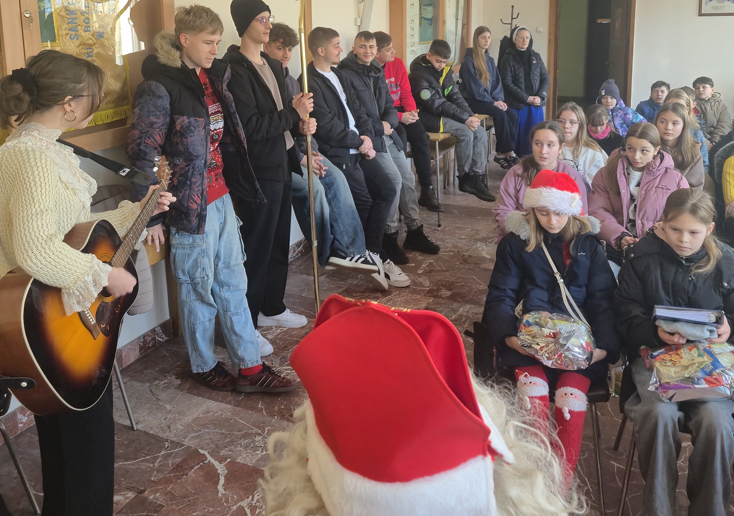 Spotkanie dzieci i młodzieży ze św. Mikołajem